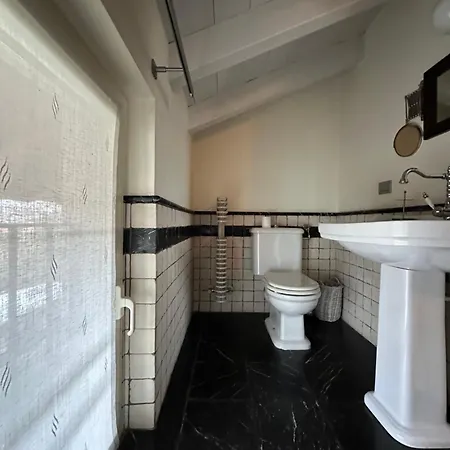 Daire Shangri La - Two Bedroom Mansard Brescia